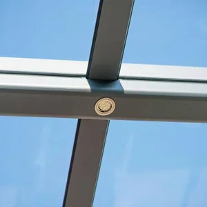 Glasüberdachung mit integrierter LED-Beleuchtung, die moderne Ästhetik und Funktionalität verbindet.